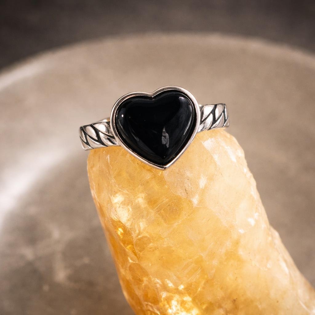 Heart Black Agate Silver Ring – Twisted Band, Minimalist Style - Image 5